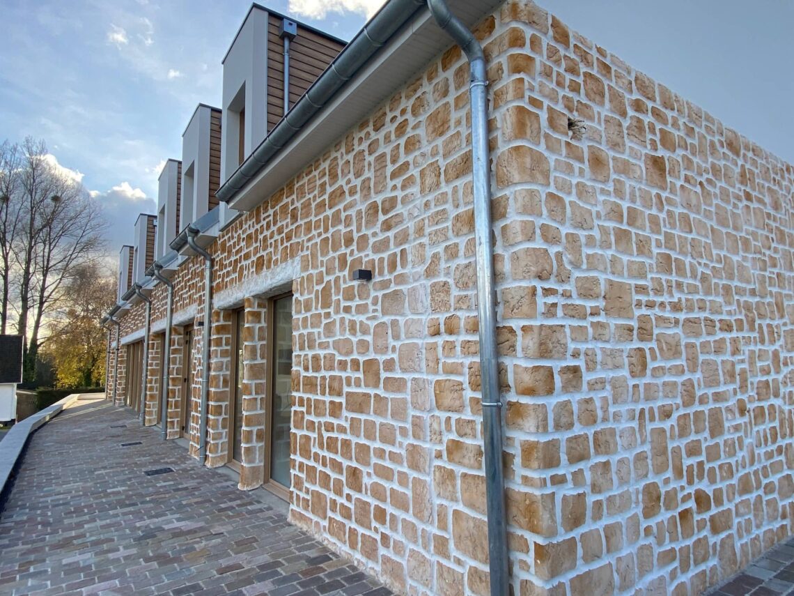 Chantier d'enduit en imitation pierre à Beutin