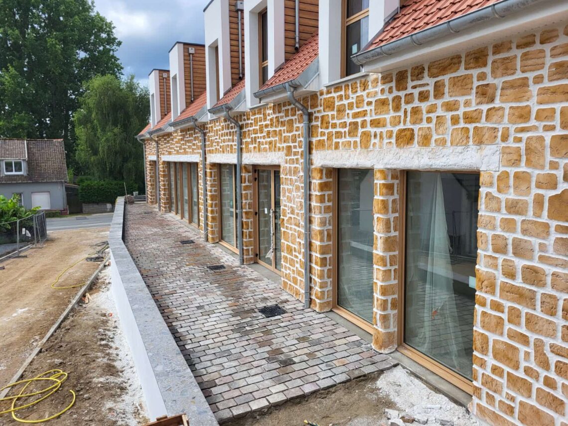 Chantier d'enduit de façade en imitation pierre